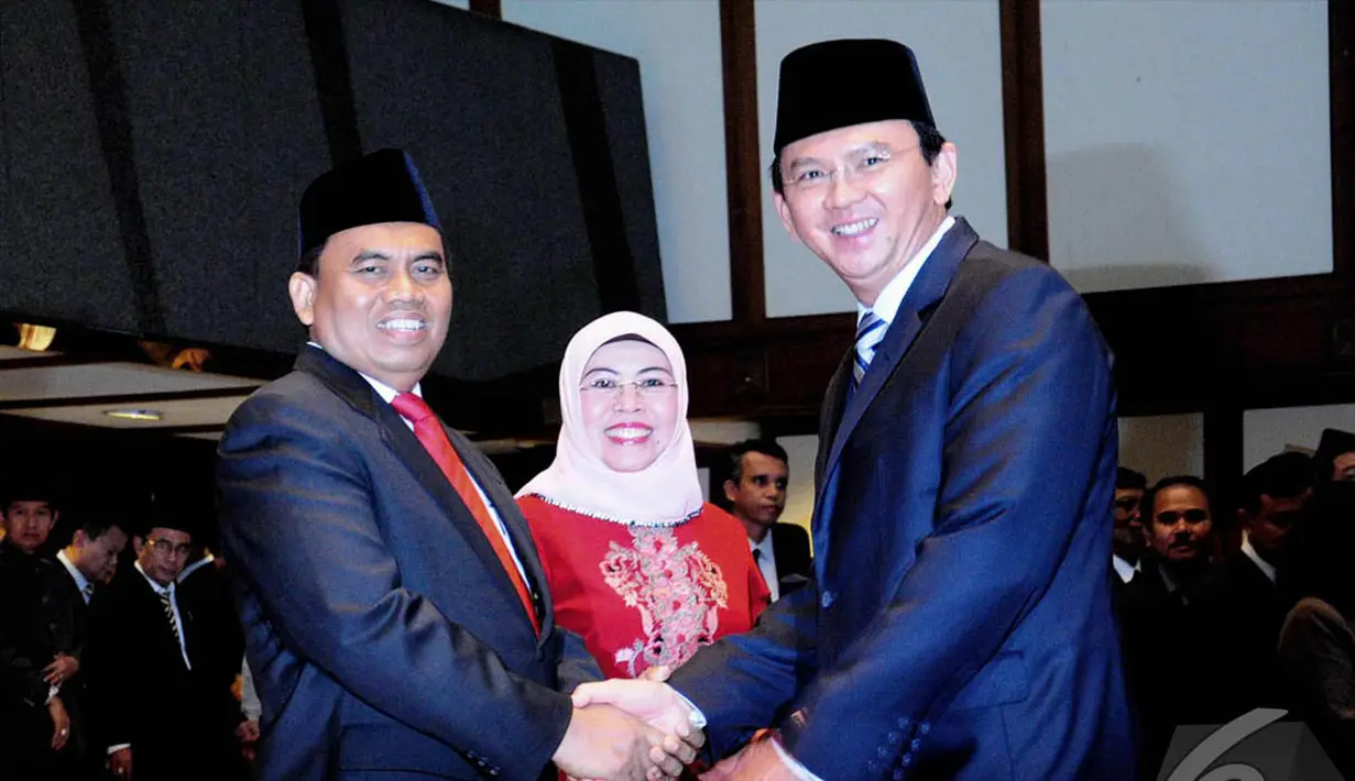 Ahok memberikan ucapan selamat kepada Saefullah usai dilantik menjadi Sekda DKI Jakarta yang baru menggantikan posisi Fajar Pandjaitan yang telah mundur sejak April 2013 lalu, Jakarta, Jumat (11/7/2014) (Liputan6.com/Faizal Fanani)
