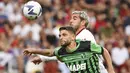 Bek AC Milan, Theo Hernandez berebut bola dengan penyerang Sassuolo, Domenico Berardi pada pertandingan lanjutan Liga Serie A Italia di stadion Mapei - Citta del Tricolore di Reggio Emilia (30/8/2022). AC Milan bermain imbang atas Sassuolo dengan skor 0-0. (Massimo Paolone / LaPresse via AP)