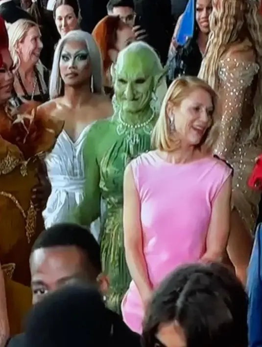 Di balik kemewahan gala Emmys 2024, ada sosok misterius yang berdandan nyentrik serba hijau ala green goblin. Kehadirannya bikin heboh publik saat berlalu lalang di red carpet. [@poppyprincesspoppy]