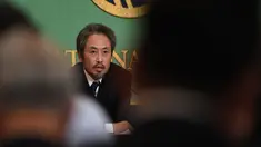 Jumpei Yasuda, jurnalis lepas Jepang yang sempat ditahan 3 tahun oleh militan Suriah, menggelar konferensi pers di Tokyo, Jumat (2/11). Ini pertama kalinya Yasuda tampil ke hadapan publik sejak menginjakkan kaki di Jepang. (Toshifumi KITAMURA/AFP)