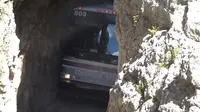 Bus Sewaan di AS Berhasil Lewati Celah Tebing