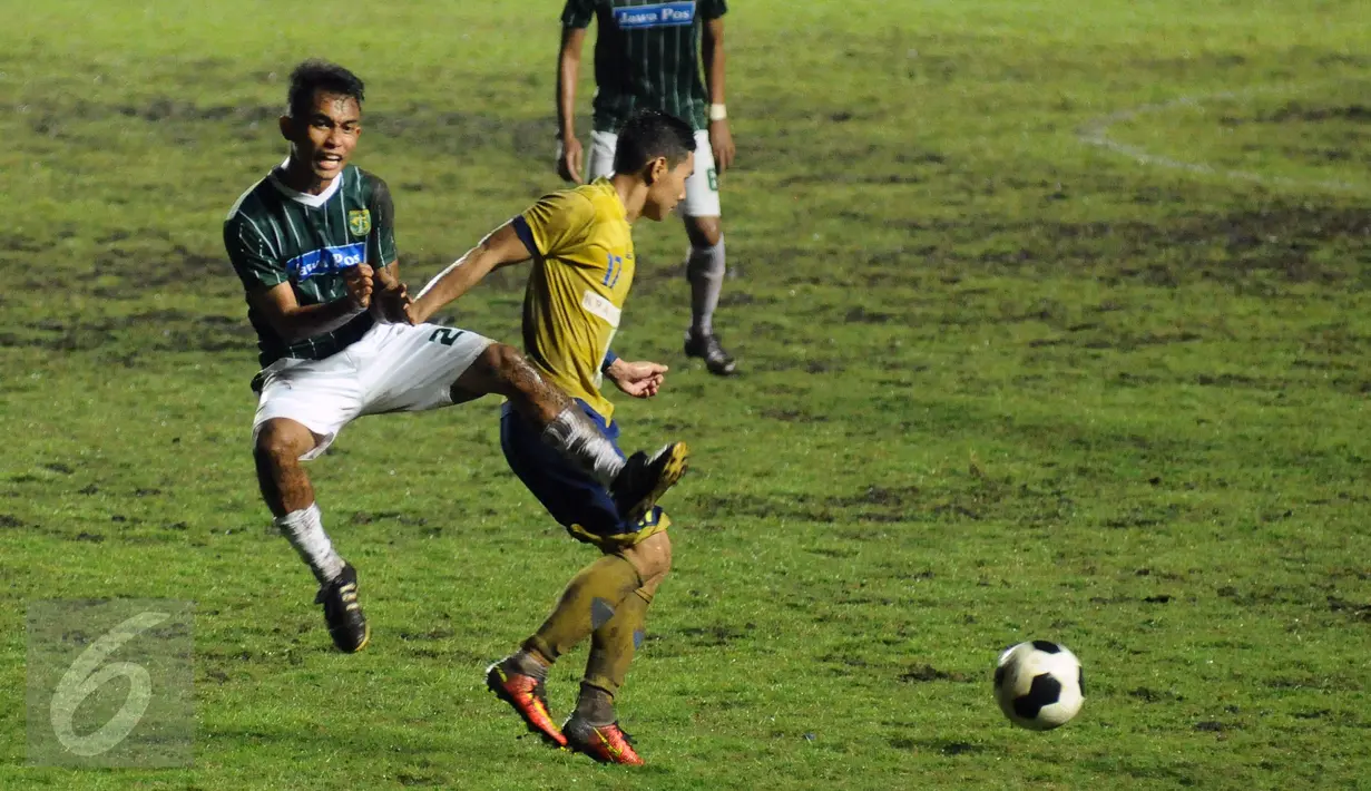 Pemain tengah Persebaya, Abu Rizal Maulana (kiri) berebut bola dengan pemain Cilegon Utd di laga penyisihan Dirgantara Cup 2017 di Stadion Maguwoharjo, Sleman, Sabtu (4/3). Persebaya kalah 1-2. (Liputan6.com/Helmi Fithriansyah)