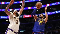 Pemain Nuggets Jamal Murray melepaskan tembakan dihadapan pemain Lakers di play-off NBA