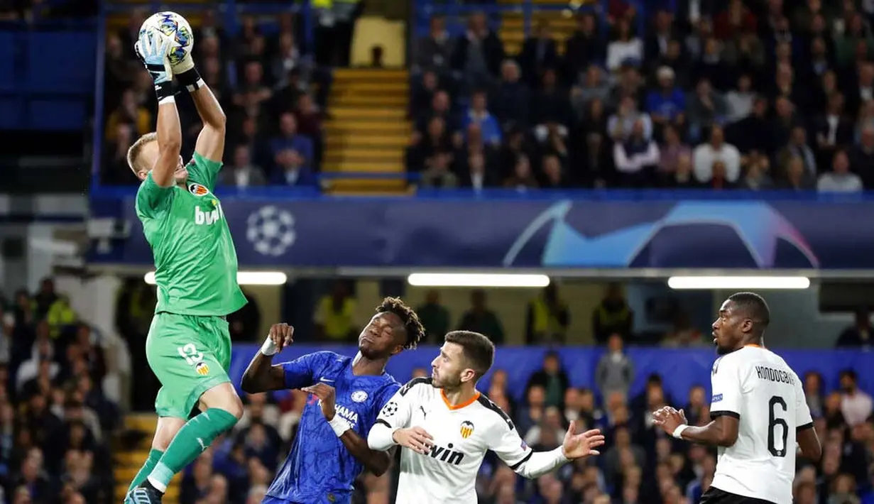 Kiper Valencia, Jasper Cillessen, menangkap bola saat melawan Chelsea pada laga Liga Champions di Stadion Stamford Bridge, Selasa (17/9/2019). Chelsea takluk 0-1 dari Valencia. (AP/Frank Augstein)
