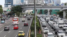Kendaraan memadati ruas tol Jalan Gatot Soebroto di Jakarta, Rabu (30/1). Ketua DPR RI Bambang Soesatyo mengusulkan pemerintah supaya sepeda motor diberikan jalur khusus di jalan tol. (Liputan6.com/Immanuel Antonius)