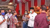 Mujiaman mendapatkan pin dukungan dari warga Surabaya. (Foto: Istimewa)
