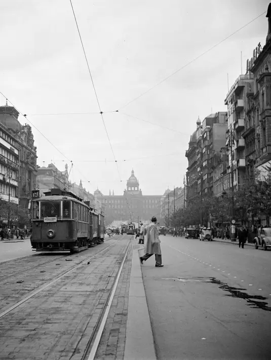 Sejumlah kereta melintas pada bulan September 1945 di kota Praha, Ceko. Wilayah Praha seluas 496 km persegi dengan jumlah penduduk 1.286.008. Sejak tahun 2004, Praha ditetapkan sebagai wilayah metropolitan berdasarkan Eurostat. (AFP Photo)
