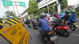 Kendaraan mengantre untuk melewati Jalan Sultan Agung, Jakarta, Rabu (25/10). Pengalihan arus dan penutupan jalan ini dilakukan dikarenakan adanya pengerjaan proyek double-double track kereta api Jatinegara-Manggarai. (Liputan6.com/Immanuel Antonius)