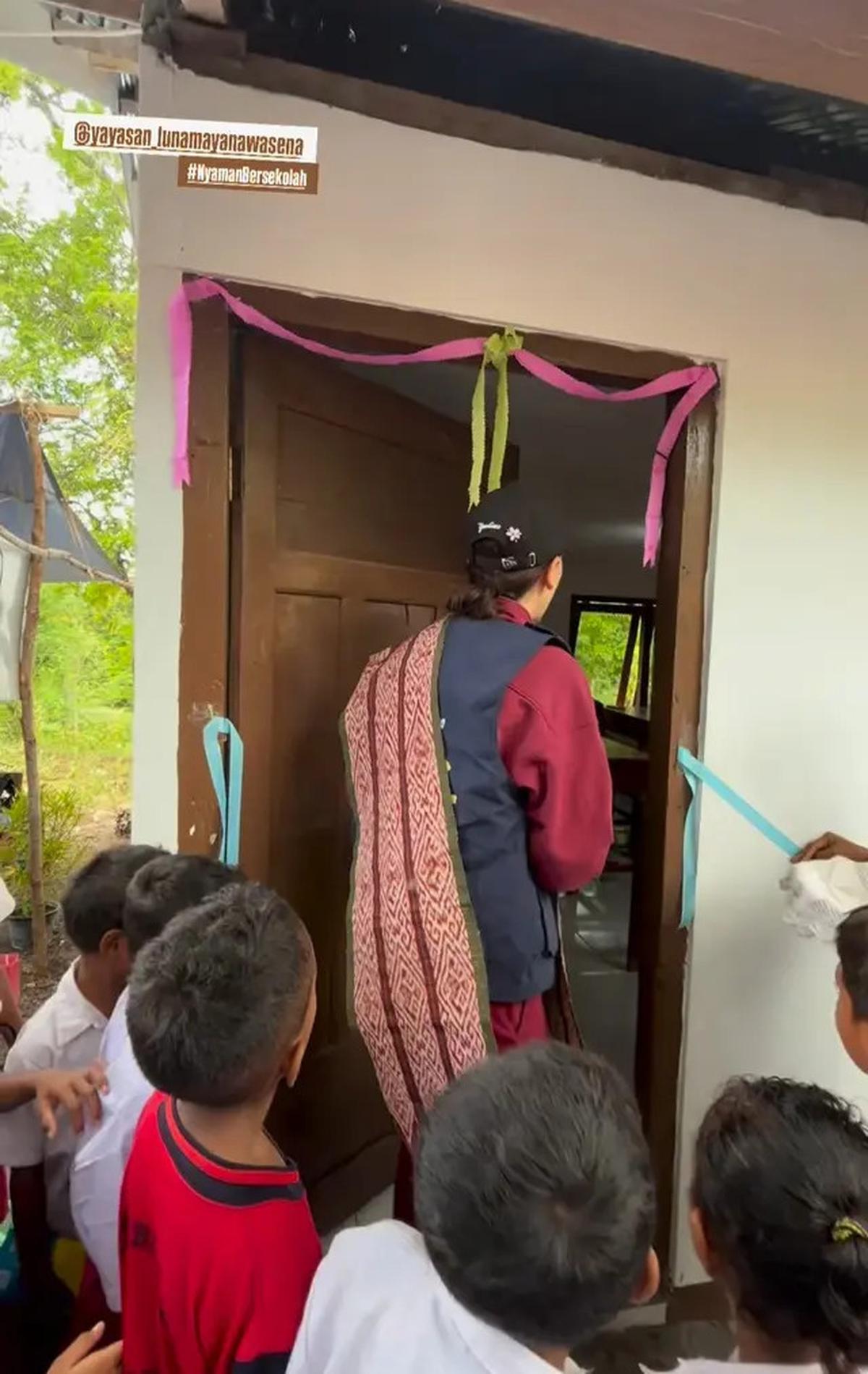 7 Momen Luna Maya Resmikan Gedung Sekolah Baru di NTT, Dulu Berdinding Kayu