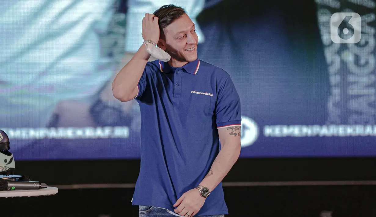Mantan pemain Arsenal,  Mesut Ozil saat konferensi pers di kantor Kementerian dan Pariwisata dan Ekonomi Kreatif (Kemenparekraf), Jakarta, Rabu (25/5/2022). Kedatangan perdana Mesut Ozil ke Indonesia ini merupakan bagian dari agenda kolaborasi eks pemain Arsenal tersebut dengan Concave Indonesia. (Liputan6.com/Faizal Fanani)