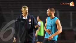 Arsene Wenger (Pelatih Arsenal) berbincang dengan Lukas Podolski disela-sela sesi latihan terbuka yang digelar di Stadion GBK Jakarta pada Sabtu 13 Juli 2013. (Liputan6.com/Helmi Fithriansyah)