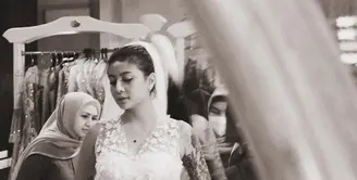 Awkarin baru saja mengunggah beberapa potret dirinya sedang mencoba gaun pengantin. [Foto: Instagram/narinkovilda]