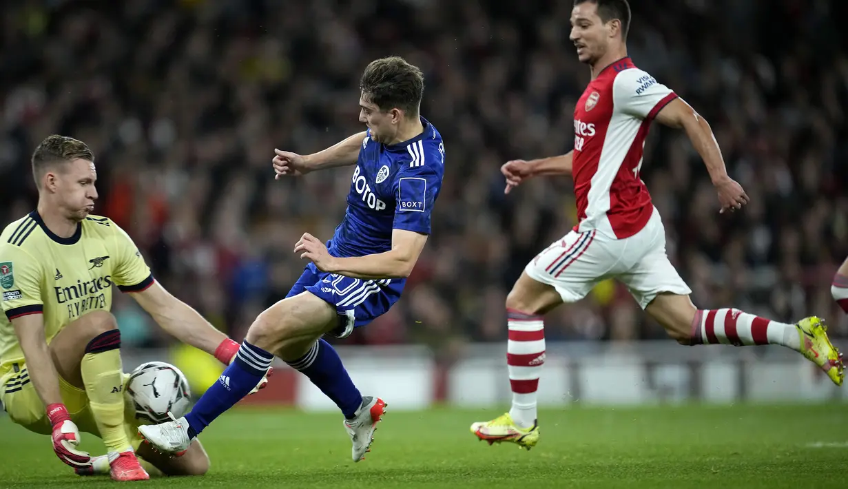 Leeds United lebih dahulu memperoleh peluang pada menit ke-19. Tembakan Daniel James (tengah) dari jarak dekat usai menerima umpan lambung masih dapat diblok kiper Arsenal, Bernd Leno. (AP/Matt Dunham)
