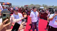 Pembalap Honda, Marc Marquez, berhalan di MotoGP Hero Walk Sirkuit Mandalika, Lombok Tengah, Minggu (15/10/2023). (Bola.com/Benediktus Gerendo Pradigdo)