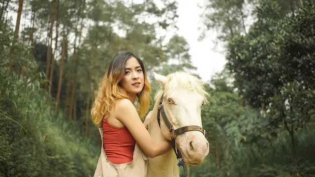 Jarang Tersorot, Ini 6 Potret Cantik Angela Ci Kekasih Dodit Mulyanto