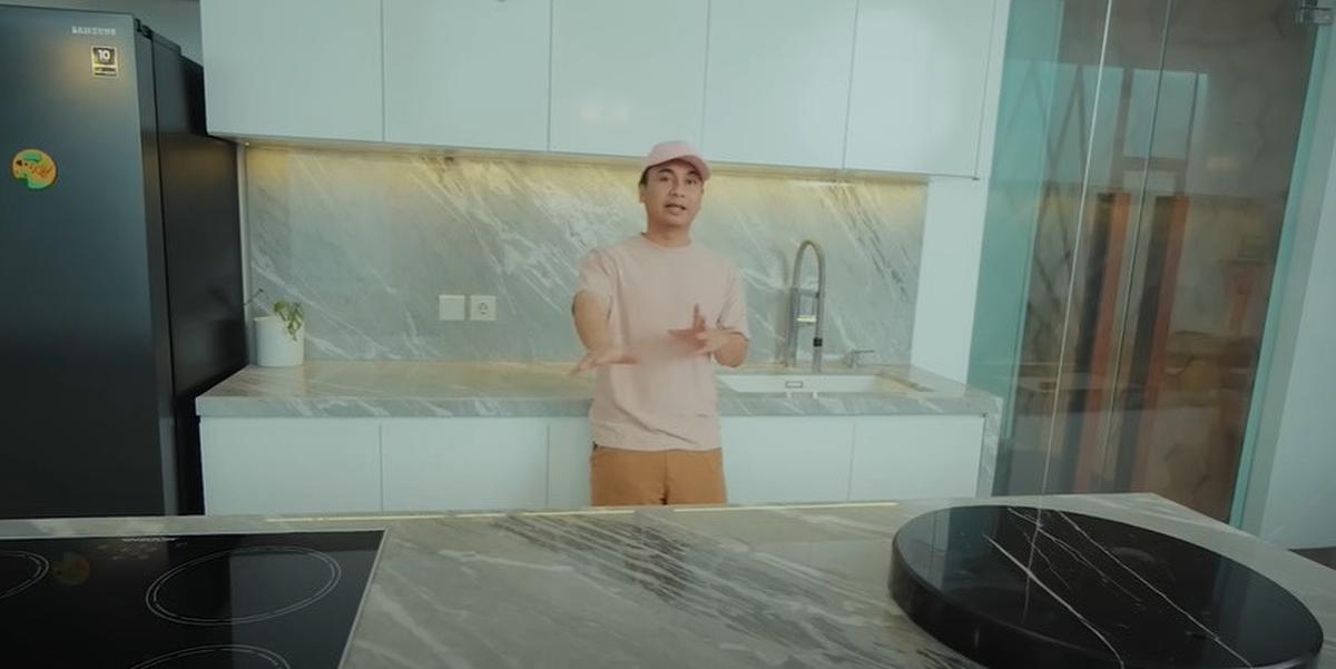 9 Potret Dapur Raditya Dika yang Elegan, Kitchen Island Full Marmer - Ada Tatakan Unik