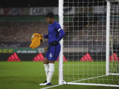 Bek Chelsea, Thiago Silva memegang kaos Wolverhampton Wanderers usai pertandingan lanjutan Liga Inggris di Stadion Molineux di Wolverhampton, Inggris, Rabu (16/12/2020). Chelsea kalah 1-2 atas Wolverhampton Wanderers. (Michael Steele / Pool via AP)