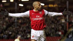 Thierry Henry. Striker Prancis berusia 44 tahun yang pensiun bersama New York Red Bulls pada Januari 2015 ini total mencetak 175 gol di Liga Inggris. Seluruh gol dicetak saat memperkuat Arsenal dalam 8 musim (1999/2000-2006/2007) ditambah setengah musim pada 2011/2012. (AFP/Andrew Yates)