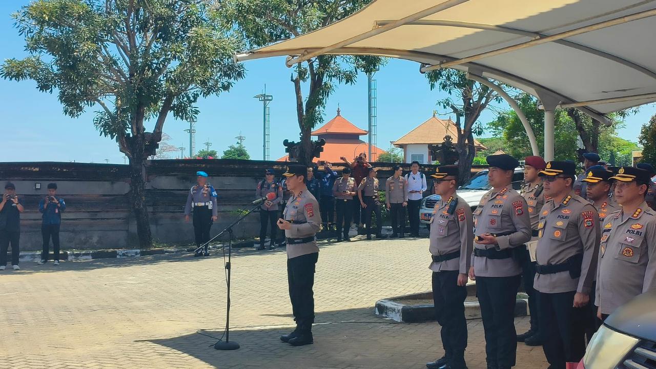 Judul: Polda Bali Terjunkan 110 Personel Brimob Bantu Padamkan Kebakaran di Kalbar 