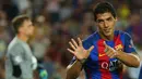 Penyerang Barcelona, Luis Suarez melakukan selebrasi usai mencetak gol kegawang Celtic pada Liga Chmapions Grup C di Stadion Camp Nou, Spanyol (14/9). Suarez mencetak dua gol dan membawa Barcelona menang 7-0. (REUTERS/Paul Hanna)