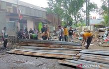 Warga Pondok Kelapa Bongkar Pagar TPS, Klaim Lahan Pribadi Picu Kekecewaan