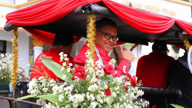 Sekretaris Jenderal DPP PDIP Hasto Kristiyanto bersama ribuan kader di Ponorogo, Jawa Timur.