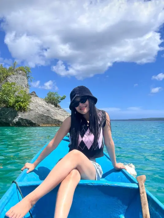 Tak hanya liburan melihat pemandangan sejarah, pacar Tama Kim ini menjajal menaiki perahu di laut kawasan Bau-Bau Sulawesi Tenggara. Penampilan pelantun lagu “Terlalu Mencintaimu” ini kece badai. (Liputan6.com/IG/@mellyleeofficial)