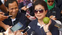 Menteri Kesehatan RI Nila Moeloek memegang jeruk Sambas. (Foto: Kemenkes RI)