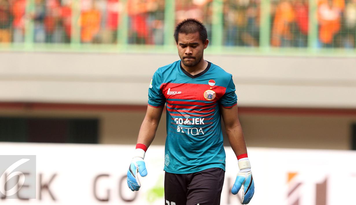 Penjaga gawang Persija, Andritany tertunduk saat laga melawan Mitra Kukar pada lanjutan Liga 1 Indonesia di Stadion Patriot Candrabhaga, Bekasi, Minggu (14/5). Laga kedua tim berakhir imbang 1-1. (Liputan6.com/Helmi Fithriansyah)