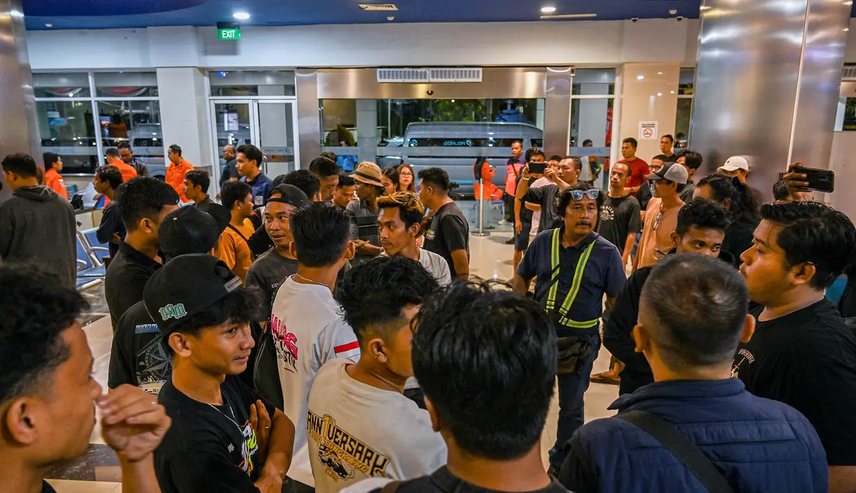 Keluarga korban berkumpul di posko informasi, Gapura Surya Nusantara, Pelabuhan Tanjung Perak, Surabaya, Jawa Timur, Minggu (2/8/2026). (AFP/ Juni Kriswanto)