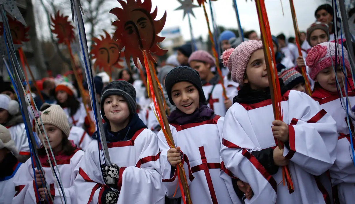 Sejumlah anak - anak pun ikut dalam pawai bersama di jalanan Tbilisi, Georgia, Kamis (7/1). Mereka merayakan Natal Ortodoks yang jatuh pada 7 Januari menurut kalender Julian. (REUTERS/David Mdzinarishvili)