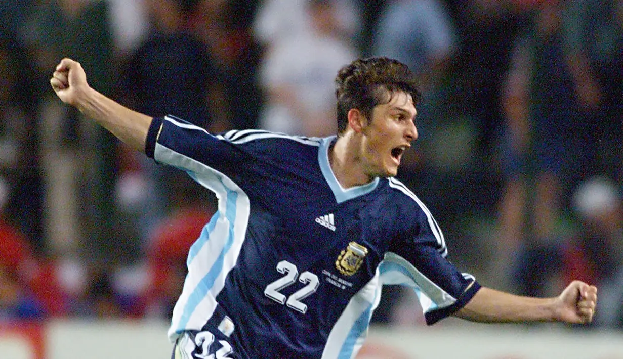 Bek sayap asal Argentina, Javier Zanetti, memutuskan pensiun saat usianya menginjak 40 tahun. Pemain yang identik dengan klub Inter Milan itu masih tampil baik hingga penghujung kariernya. (AFP/Daniel Garcia)