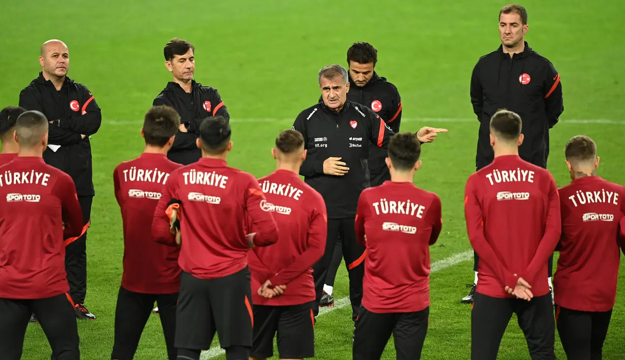 Pelatih Turki, Senol Gunes, memberikan arahan kepada pemainnya saat sesi latihan di Rheinenergie stadium, Jerman, Rabu (7/10/2020). Turki akan menghadapi Jerman pada laga Persahabatan. (AFP/Ina Fassbender)