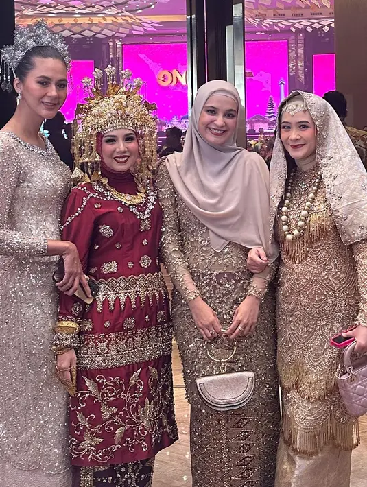 Paula Verhoeven tampil bak ratu kecantikan mengenakan kebaya full payet dan kain serba putih. Penampilannya dilengkapi dengan aksesori kepala warna perak. [Instagram/paula_verhoeven]