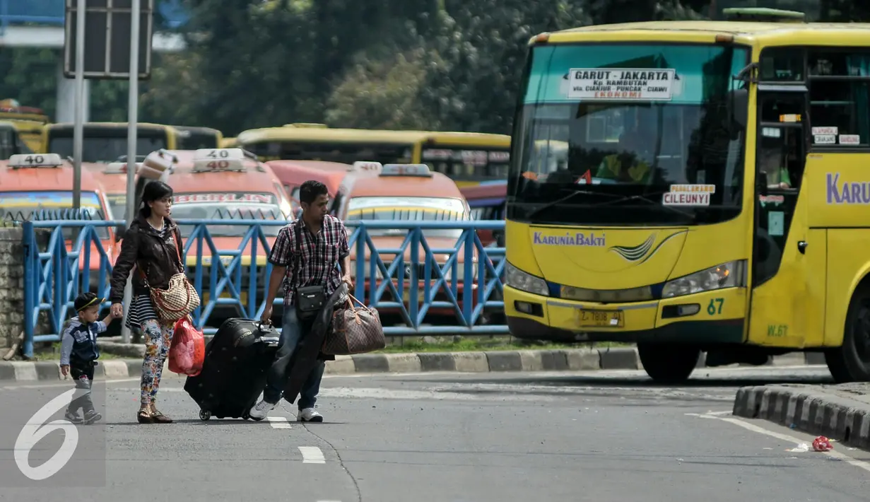  Pemudik dari wilayah Jawa Barat mulai tiba di Terminal Kampung Rambutan, Jakarta Timur, Sabtu (9/7). Puncak arus balik Lebaran diprediksi terjadi pada Sabtu- Minggu (9-10) Juli 2016. (Liputan6.com/Yoppy Renato)