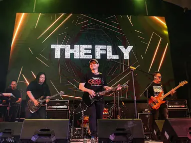 Grup musik The Fly saat tampil pada hari kedua festival musik All You Can Hear Gigs di Asthana Kemang, Jakarta Selatan, Rabu (6/11/2024). (Liputan6.com/Angga Yuniar)