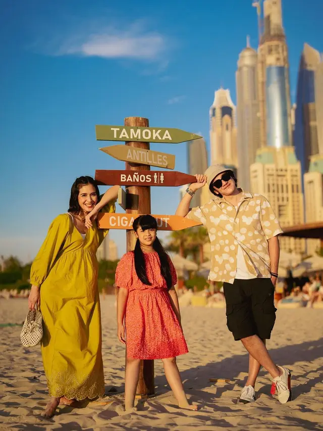 7 Potret Liburan Vino G Bastian dan Marsha Timothy di Dubai, Seru Main di Pantai