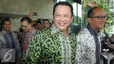Ketua Umum Kadin, Rosan P. Roeslani (kanan) dan Wakil Ketua Umum Kadin bidang hubungan antar lembaga, Bambang Soesatyo (kedua kanan) berjalan usai mendatangi gedung KPK, Jakarta, Jumat (15/4). (Liputan6.com/Helmi Afandi)