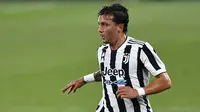 Luca Pellegrini merupakan bek kiri Juventus yang didatangkan dari AS Roma pada 2019 dengan nilai transfer sebesar 22 juta euro. Sejauh ini, Pellegrini belum banyak mendapatkan kesempatan bermain reguler sehingga lebih banyak dipinjamkan ke klub lain seperti Cagliari dan Genoa. (AFP/Pau Barrena)