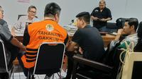 BQ, warga negara China, ditangkap di Bandara Sam Ratulangi Manado karena berusaha menyelundupkan 12 taring harimau dan cula badak ke Indonesia. (dok. Tim Gakkum Kemenhut)