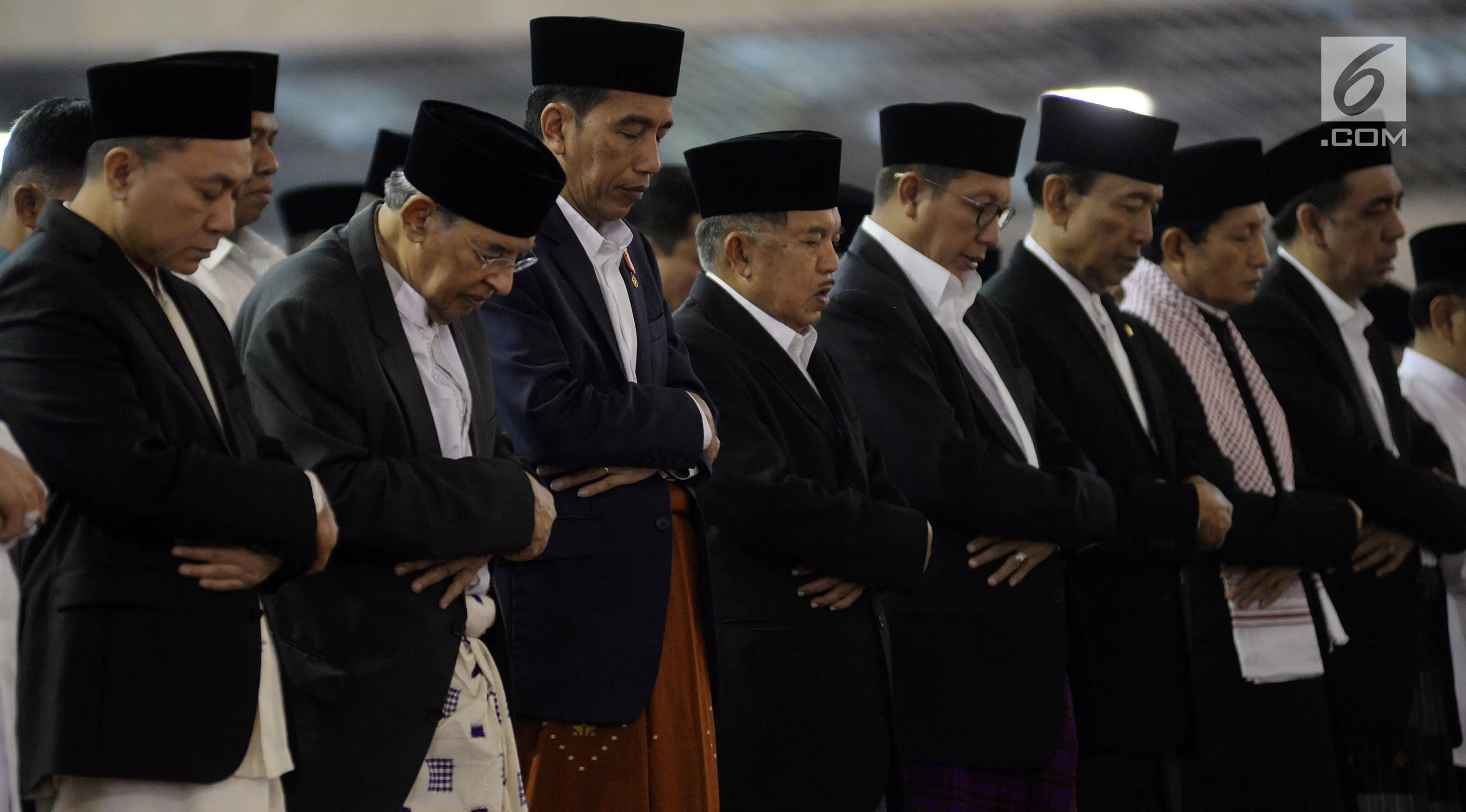 Presiden Jokowi (ketiga kiri) bersama Wapres Jusuf Kalla melaksanakan Salat Idul Fitri di Masjid Istiqlal, Jakarta, Minggu (25/6). Pemerintah menetapkan 1Syawal 1438 H pada Minggu (25/6) setelah menunaikan 29 hari ibadah puasa. (Liputan6.com/Johan Tallo)