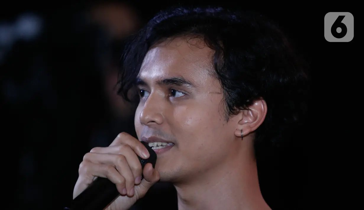 Aktor Jourdy Pranata saat jumpa pers peluncuran trailer "Pengabdi Setan 2: The Communion di Jakarta, Kamis (16/6/2022). Selisih lima tahun sejak penayangan film pertamanya, film kedua Pengabdi Setan ini dijadwalkan tayang bioskop pada 4 Agustus 2022. (Liputan6.com/Herman Zakharia)