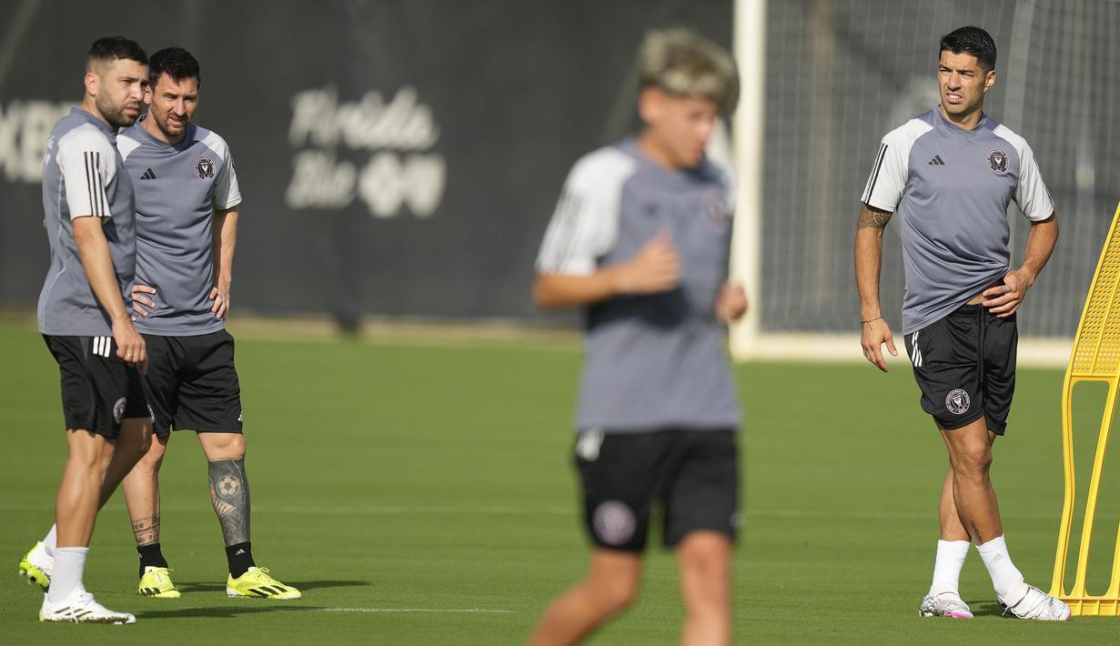 Pemain baru Inter Miami, Luis Suarez (kanan) berlatih bersama Lionel Messi dan Jordi Alba (kiri) saat latihan pramusim Inter Miami di Florida Blue Training Center, dekat DRV PNK Stadium, Florida, Fort Lauderdale, Sabtu (13/01/2024) waktu setempat. (AP Photo/Rebecca Blackwell)