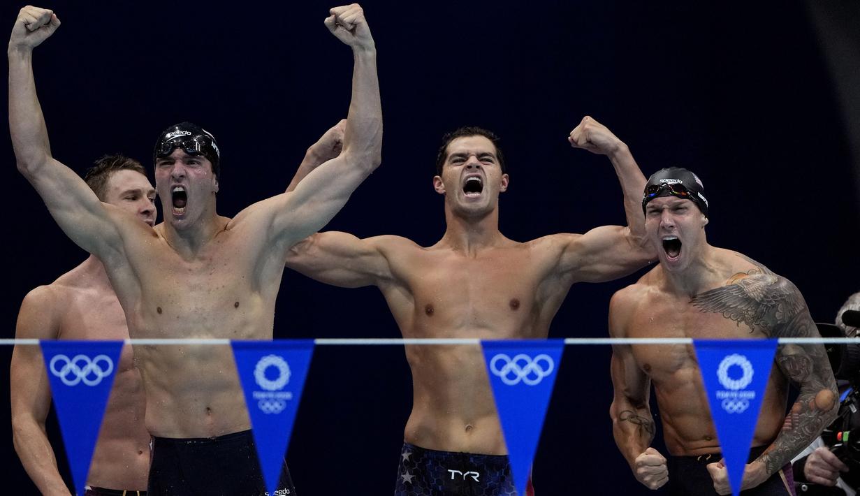 Tim renang putra Amerika Serikat sabet emas sekaligus pecahkan rekor dunia di nomor estafet gaya ganti putra 4x100 meter. Tim yang diperkuat oleh Ryan Murphy, Michael Andrew, Dressel dan Zach Apple mampu mencatatkan waktu 3 menit 26,78 detik pada Minggu (01/08/2021). (Foto: AP/Gregory Bull)