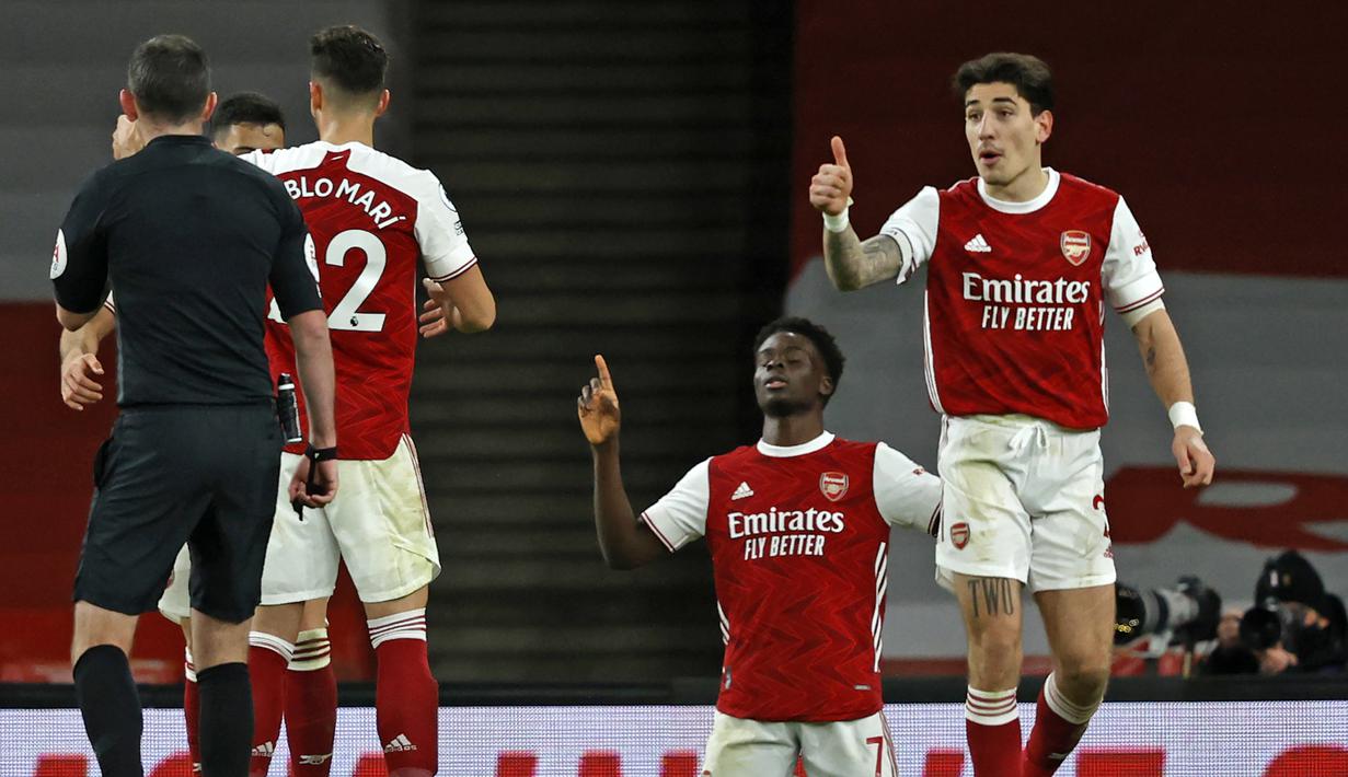 Striker Arsenal, Bukayo Saka (kedua dari kanan), melakukan selebrasi usai mencetak gol ketiga timnya ke gawang Chelsea dalam laga lanjutan Liga Inggris 2020/21 pekan ke-15 di Emirates Stadium, London, Sabtu (26/12/2020). Arsenal menang 3-1 atas Chelsea. (AFP/Adrian Dennis/Pool)