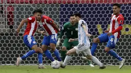 Penyerang Argentina, Lionel Messi mengontrol bola saat melawan Paraguay pertandingan partai matchday 3 Grup A Copa America 2021 di Stadion Nasional di Brasilia, Brasil, Selasa (22/6/2021). Berkat hasil ini, Argentina sementara duduk di puncak klasemen Grup A dengan poin 7. (AP Photo/Eraldo Peres)