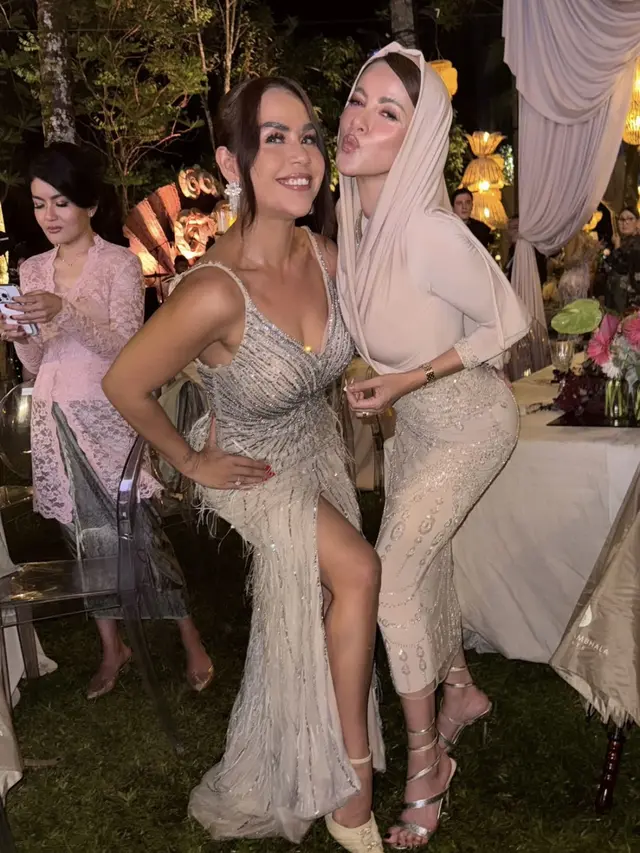 Gaya Geng Cendol Hadir di Pernikahan Luna Maya dan Maxime Bouttier.