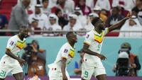 Selebrasi pemain timnas Senegal, Boulaye Dia (kanan)&nbsp;usai menjebol gawang Qatar dalam pertandingan kedua Grup A Piala Dunia 2022 yang berlangsung di Al Thumama Stadium, Qatar, Jumat (25/11/2022). (AP Photo/Petr Josek)