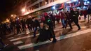 Polisi bentrok dengan suporter Athletic Bilbao dan Spartak Moskow di Stadion San Mames, Bilbao, Spanyol, Kamis (22/2). Seorang polisi tewas setelah mencoba membubarkan bentrok suporter Athletic Bilbao dan Spartak Moskow. (AP Photo/Alvaro Barrientos)