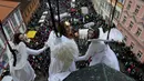 Sejumlah wanita berpakaian seperti malaikat bersiap berayun diatas ratusan penonton saat acara pasar Natal di kota Ustek, Republik Ceko (17/12). (Reuters/David W Cerny)